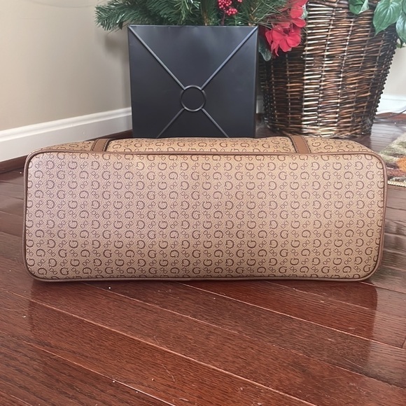 Brand New Guess Mandrake Travel Bag Large Zippered Shoulder Tote Purse in Mocha - Picture 8 of 14